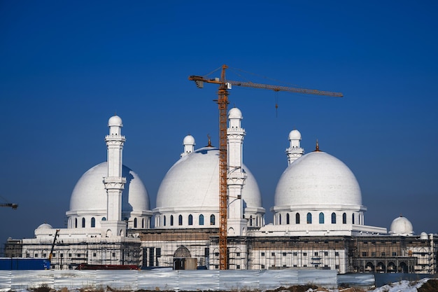 Nova grande mesquita branca em construção para a fé muçulmana no Cazaquistão