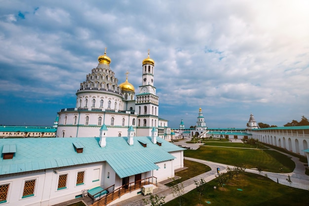 Nova jerusalém istra rússia 4 de setembro de 2019 portão igreja da entrada do senhor em jerusalém ressurreição nova jerusalém mosteiro estauropegial a cidade da região de istra moscou foto brilhante