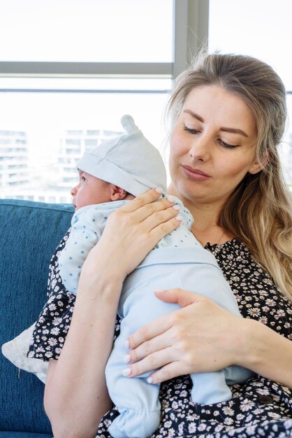 Nova mãe segurando seu bebê menino