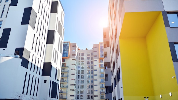 Nova paisagem habitacional Fachada de um novo edifício residencial de vários andares