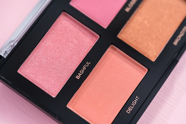 Nova paleta de blush em fundo rosa.