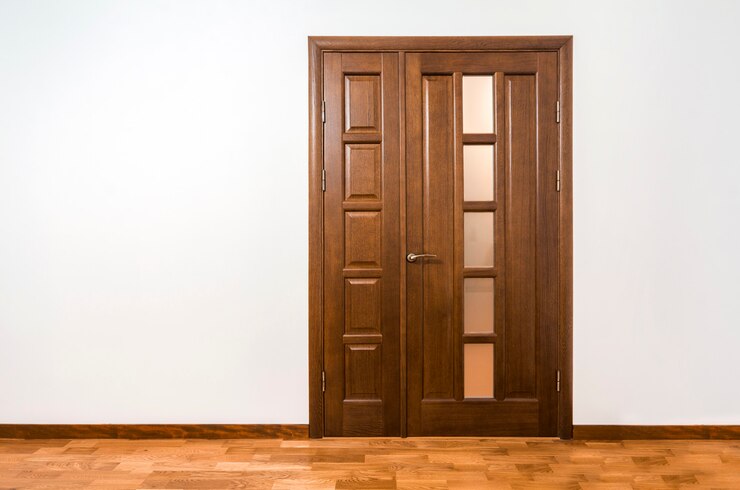 Foto nova porta de madeira marrom no interior da casa