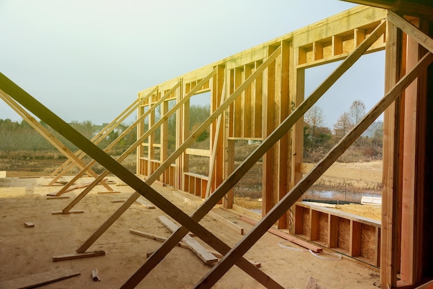 Nova sala com vista interior de construção de casa nova com moldura exposta