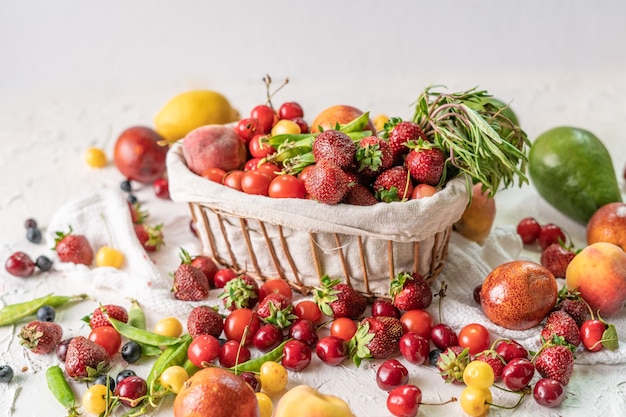 Nova variedade sazonal de frutas e vegetais frescos na cesta