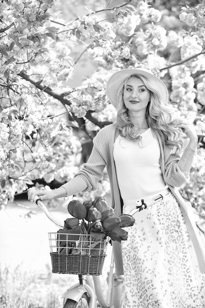 Nova vida verde rosa florescendo sakura relaxe no parque moda e beleza mulher passeio bicicleta vintage menina romântica sob sakura flor linda primavera estação natureza cerejeira flores desabrochando