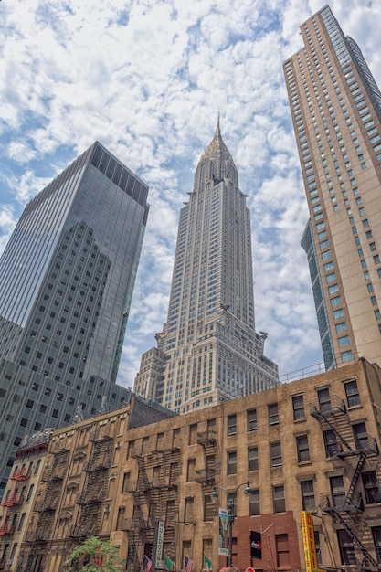 NOVA YORK - EUA - 11 de junho de 2015 chrysler construindo nova york em dia nublado