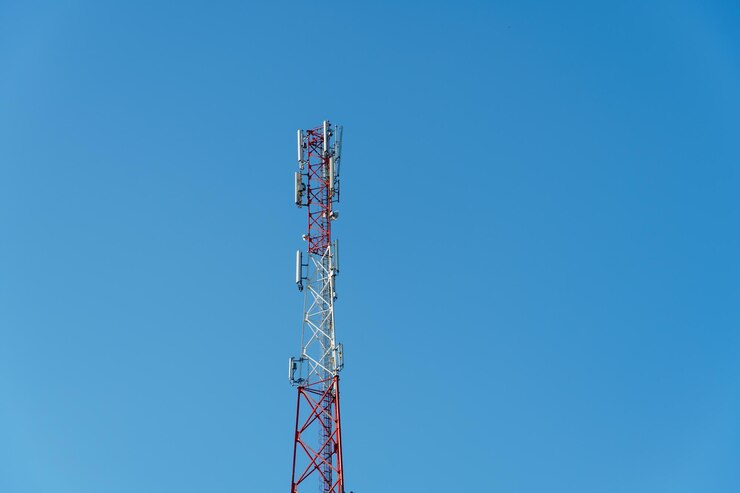 Foto novas antenas gsm em uma torre alta contra um céu azul para transmitir um sinal 5g são perigosas para a saúde poluição por radiação do ambiente através de torres de celular a ameaça de extinção