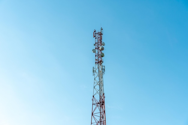 Novas antenas GSM em uma torre alta contra um céu azul para transmitir um sinal de 5g são perigosas para a saúde Poluição por radiação do meio ambiente através de torres de celular A ameaça de extinção