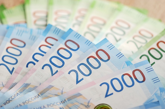 Novas cédulas de 2000 e 200 rublos russos