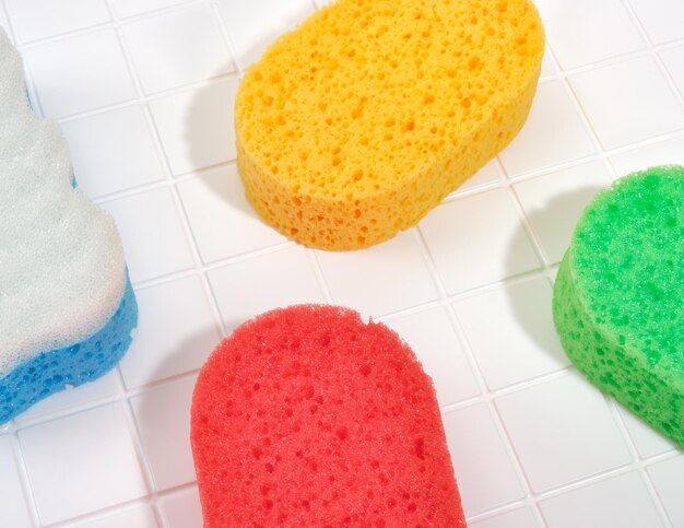 Novas esponjas de banho suaves e multicoloridas na casa de banho.