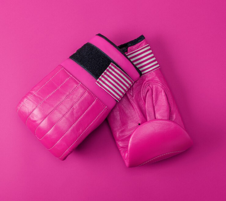 Foto novas luvas de boxe de couro rosa esporte em um fundo rosa
