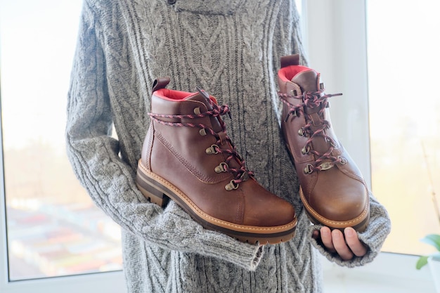 Novas mulheres de couro marrom impermeável caminhadas inverno outono botas nas mãos de calçados femininos e modernos para o inverno. Desempacotar sapatos, fazer compras online em casa, loja de moda de calçados