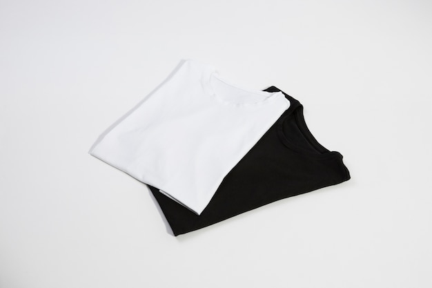 Novas t-shirts preto e branco