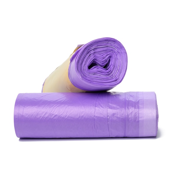 Novelo de sacos de lixo de plástico roxo com cordões isolados no fundo branco