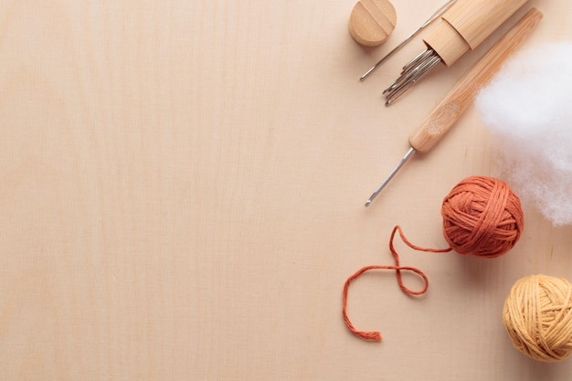 Novelos de fios de algodão para crochê feito à mão em um fundo de madeira de cor clara