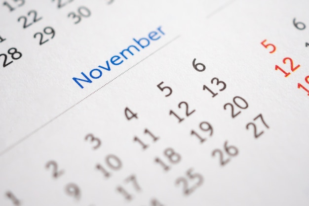 November-Kalenderseite mit Geschäftsplanung für Monate und Daten