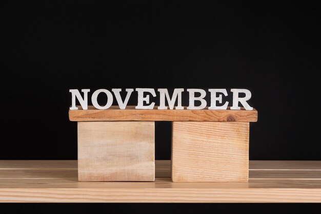 Novembro de palavra por letras de madeira em suporte de madeira