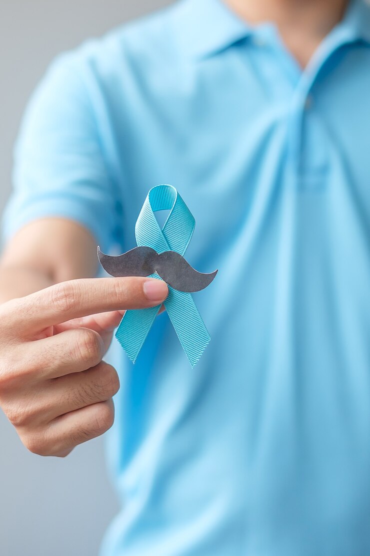 Foto novembro mês de conscientização sobre o câncer de próstata, homem segurando uma fita azul com bigode para apoiar as pessoas que vivem e adoecem. cuidados de saúde, homens internacionais, conceito do dia do câncer do pai e do mundo