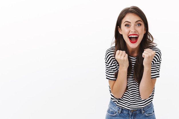 Foto novia alegre y solidaria apoyando a su equipo favorito, sintiéndose afortunada y optimista, quiero ganar, sonriente cámara emocionada, puñetazo, apretar los brazos triunfando, celebrando la victoria