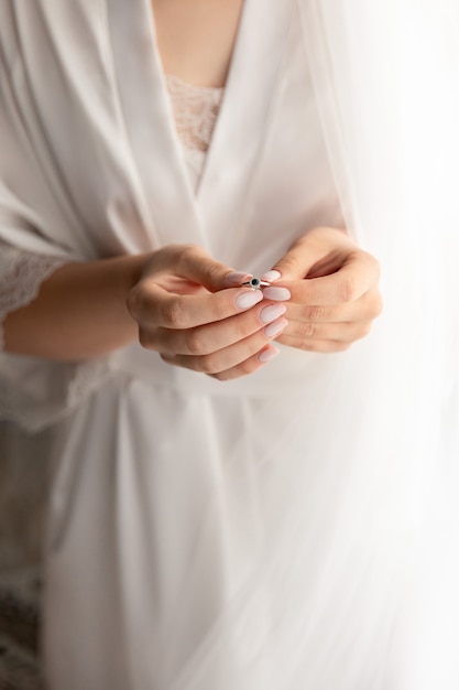 Foto novia con anillo de compromiso en el día de la boda