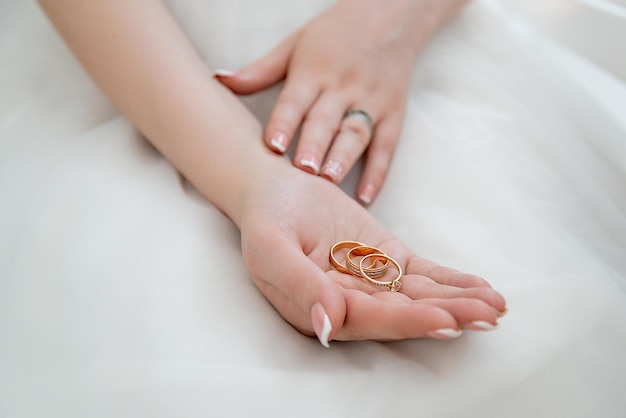 Foto novia con anillos de boda en la mano