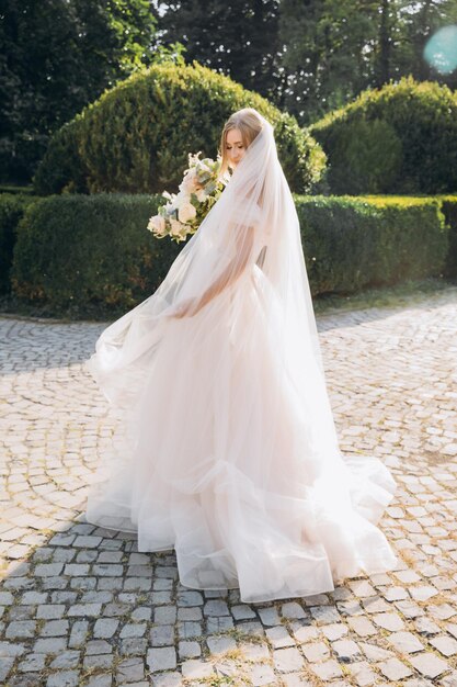 novia atractiva en traje tradicional con ramo de novia