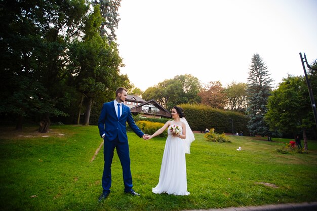 Novia bailando en la naturaleza