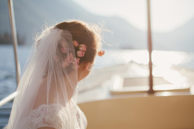 Novia de la boda en Europa. Montañas y vistas al mar en Montenegro. Perast.