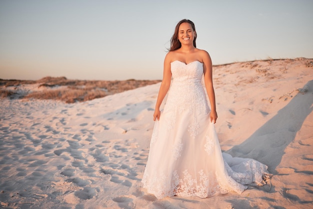 Novia de boda en playa y mujer feliz con un vestido blanco mientras de