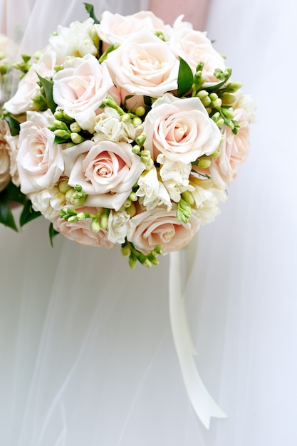 La novia en una boda con un ramo de flores.