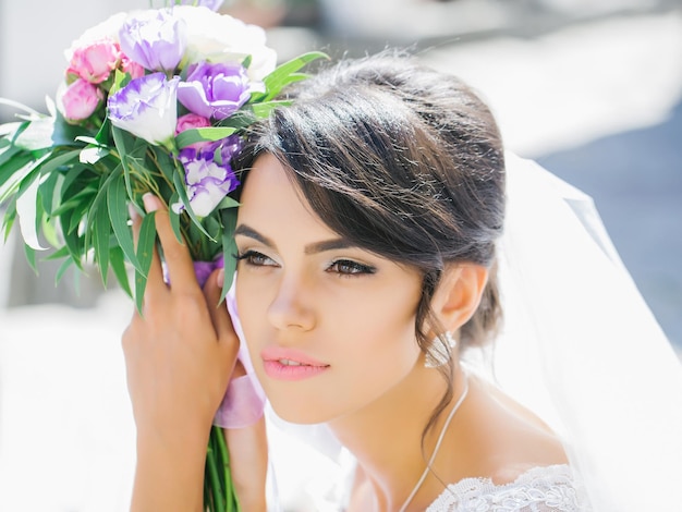 Novia bonita con ramo de flores