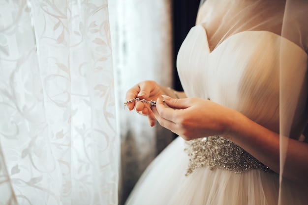 Novia bonita vestirse antes de la ceremonia de boda