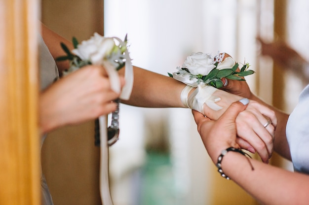 Novia con boutonniere de boda en su mano