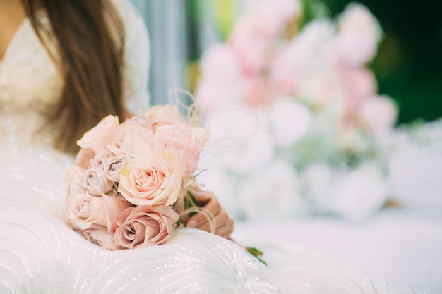 Novia cerca del arco de boda con flores.
