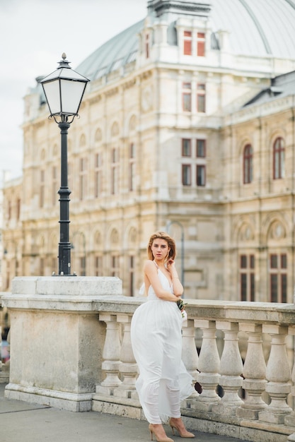 Foto novia cerca del edificio antiguo