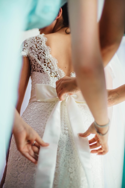 La novia de cerca se prepara en la mañana con las damas de honor