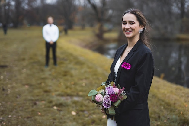 Novia con chaqueta y sosteniendo flores