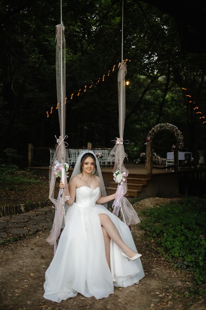 Una novia en un columpio en el bosque