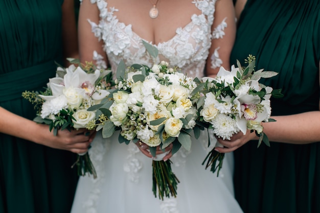 Novia y dama de honor con ramos de flores