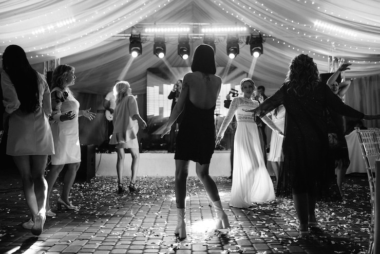 Foto la novia con las damas de honor bailando en la pista de baile en la boda