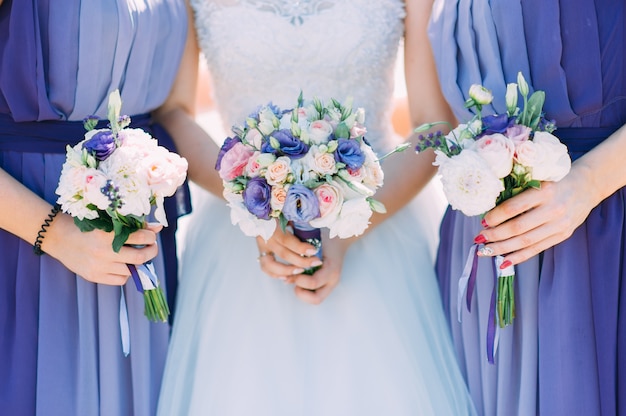 Novia y damas de honor con hermosas flores