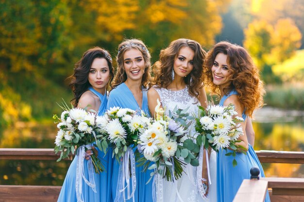 Novia con damas de honor en el parque el día de la boda