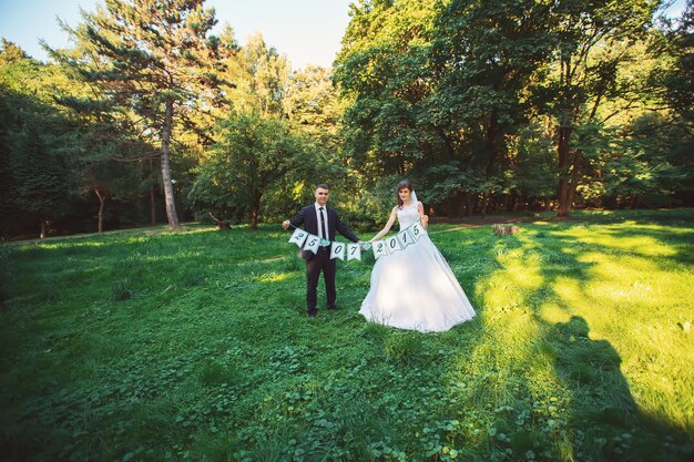 Novia con decoraciones de boda en el parque