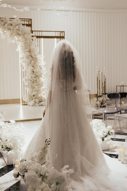 Novia con un elegante vestido largo de novia blanco