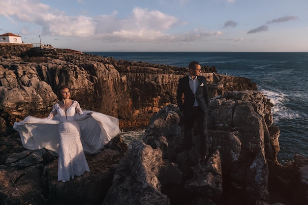 La novia con un elegante vestido de novia cerró los ojos y el gro