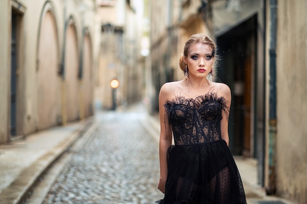 Una novia elegante con un vestido de novia negro en la antigua ciudad francesa de Aviñón.