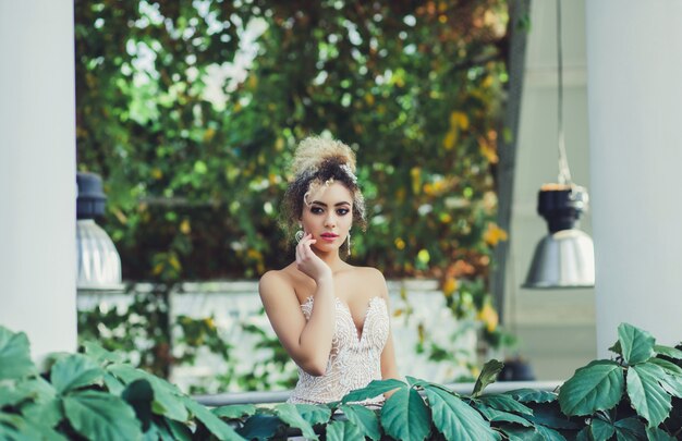 Novia encantadora en un vestido de novia