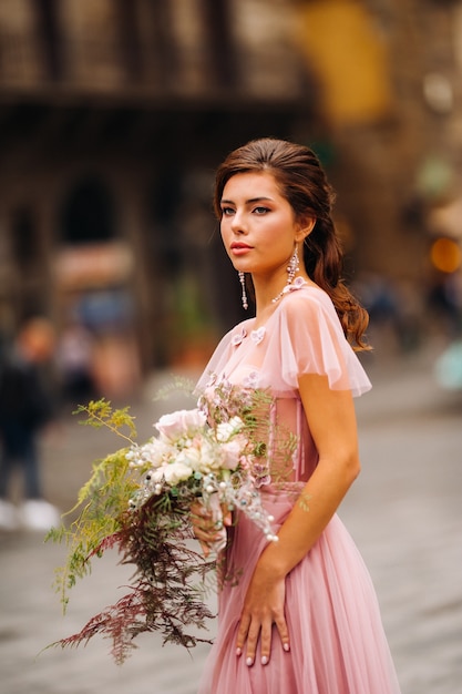 La novia se encuentra en el centro de la ciudad vieja de Florencia.