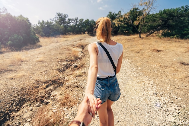 Novia es la mano de su novio en un viaje de senderismo