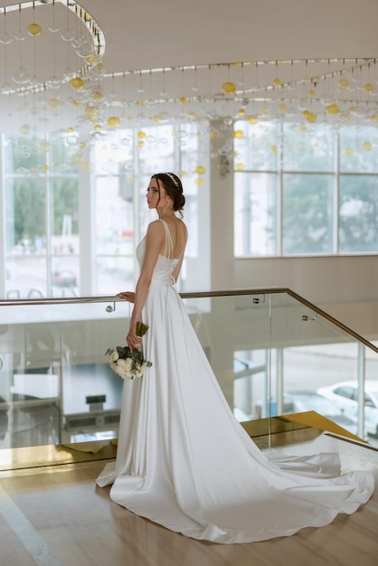 novia en las escaleras del hotel de oro